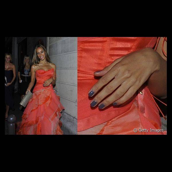 Para balancear o ousado vestido laranja escolhido para uma festa, em 2010, a cantora usou um s?brio esmalte cinza nas unhas